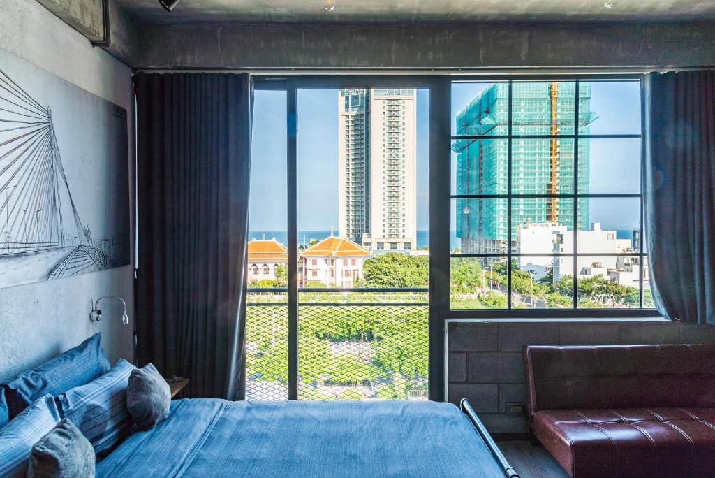 Postel nebo postele na pokoji v ubytování Bridges Danang Boutique Hotel