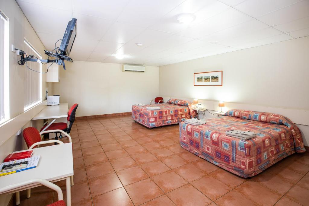 Postel nebo postele na pokoji v ubytování Leichhardt Hotel Motel Cloncurry