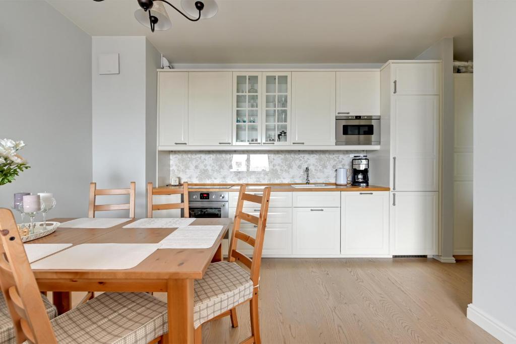 Kuchyňa alebo kuchynka v ubytovaní Apartments RIVA - Nadmorski Dwór Premium