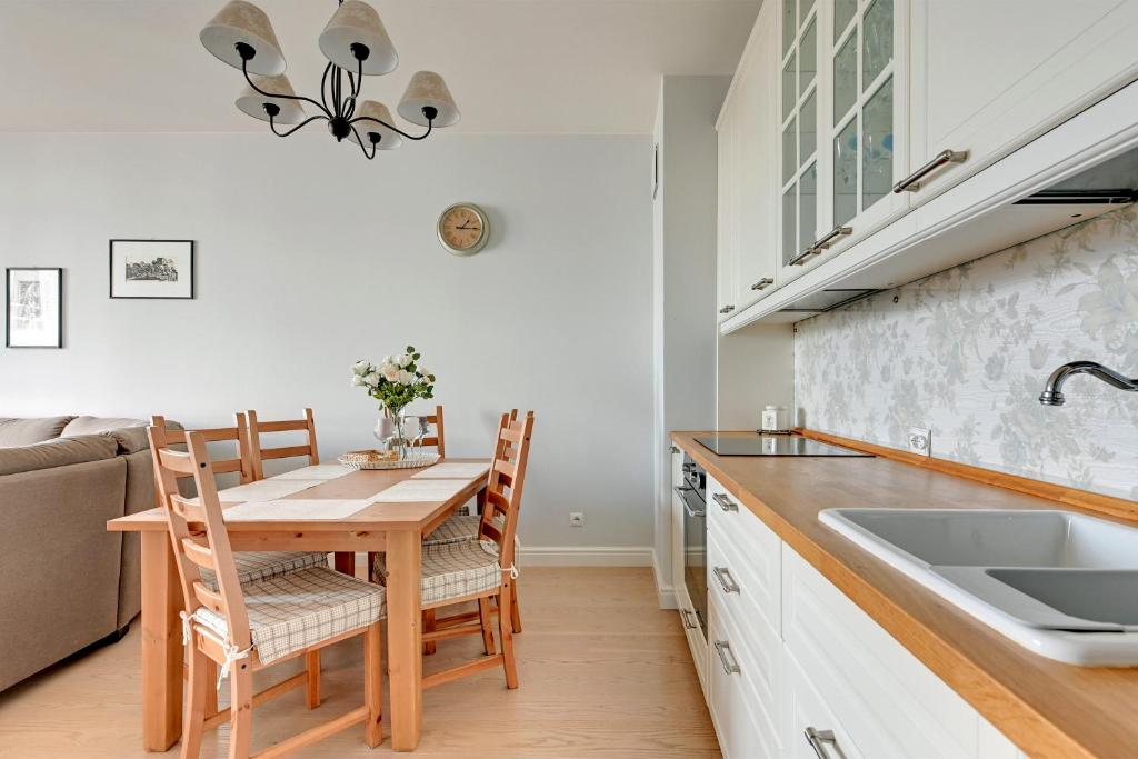 Kuchyňa alebo kuchynka v ubytovaní Apartments RIVA - Nadmorski Dwór Premium