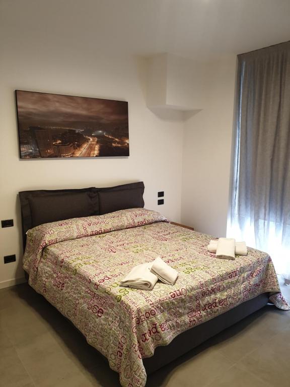 ベルガモにあるLa dolce vita (1)のベッドとタオル2枚のある寝室