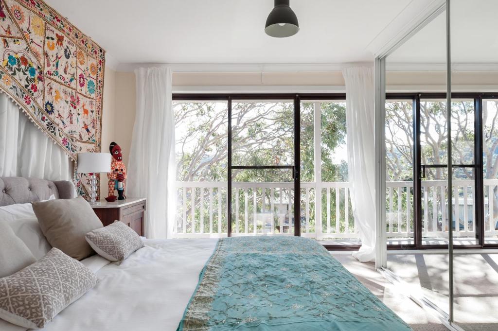 um quarto com uma cama e uma grande janela em Newport Beach Spacious 2 bedrm apt Casa de Piña em Newport