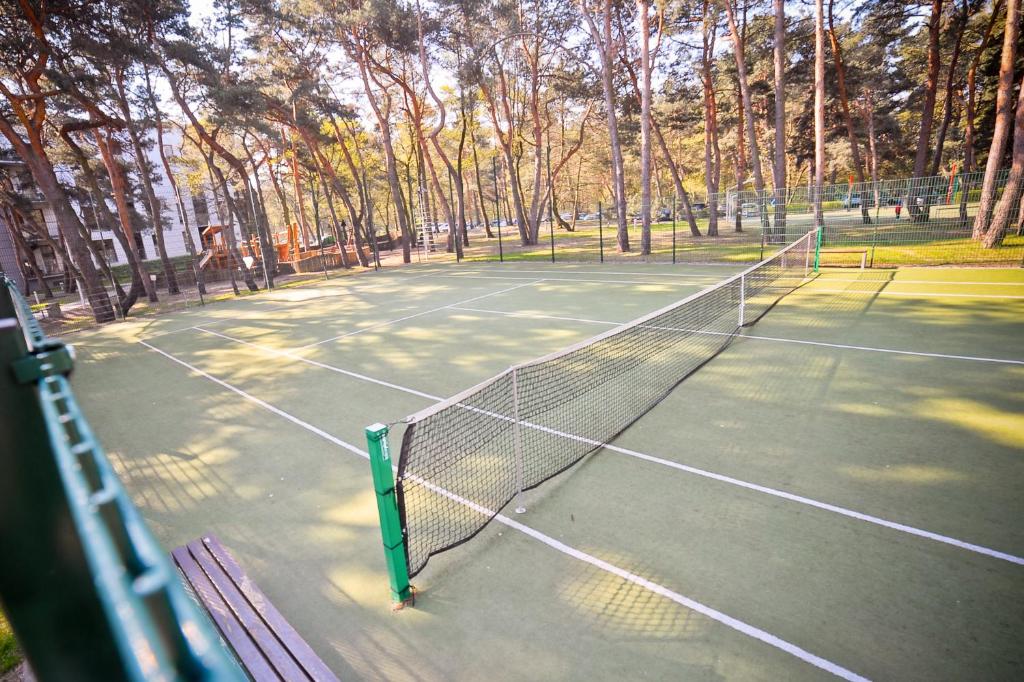 Tenis alebo squash v ubytovaní Apartments RIVA - Nadmorski Dwór Premium alebo jeho okolí