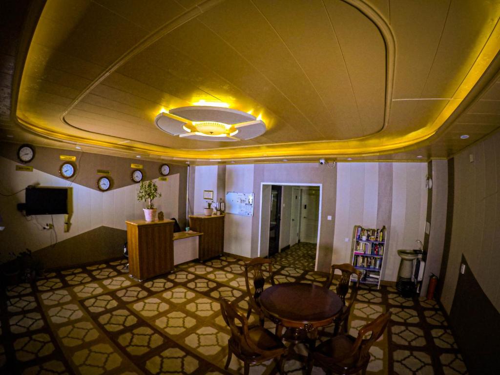 una grande stanza con tavolo e sedie di LG Tour & Hostel a Ulaanbaatar