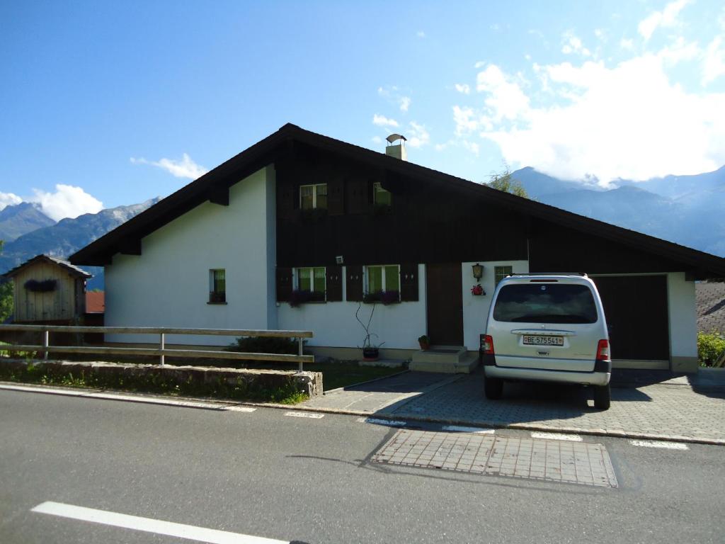 a white van parked in front of a house at Ferienwohnung Paradiesli in Hasliberg