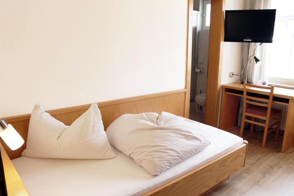 Postel nebo postele na pokoji v ubytování Schenna Garni Eden Bed & Breakfast