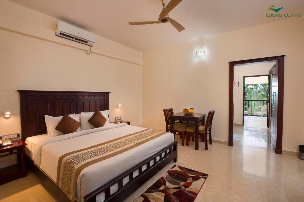 Coorg Cliffs Resortsにあるベッド