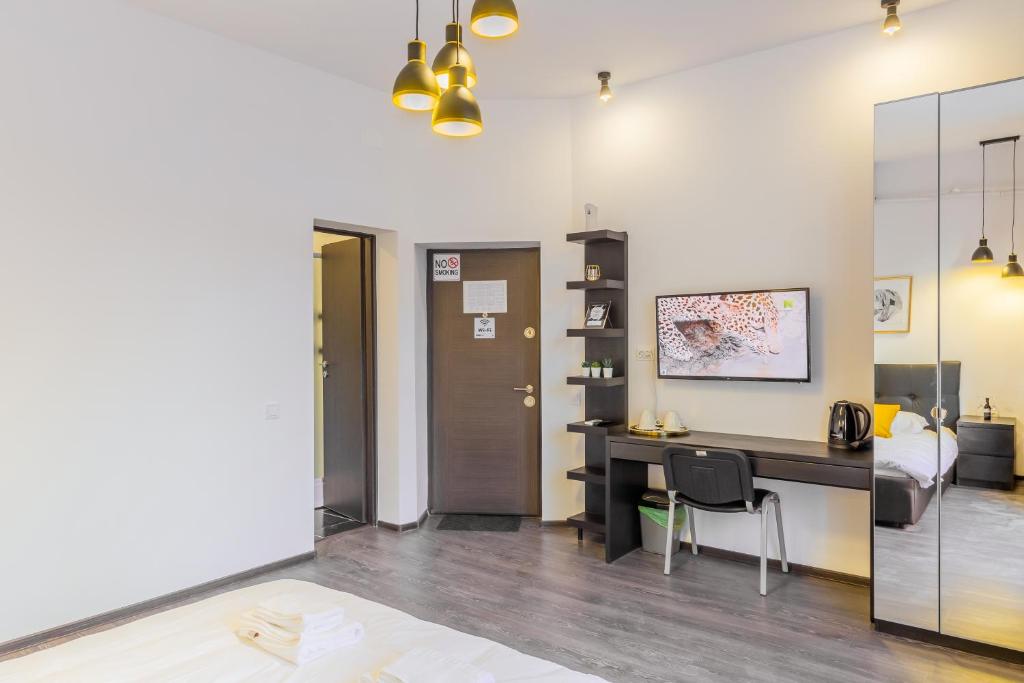 CHÂTEAU: Upscale Suites in Bucharest's Historical Center! - Resim 17