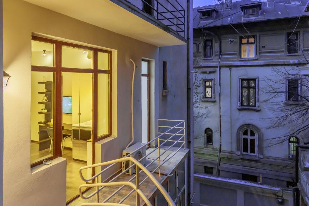CHÂTEAU: Upscale Suites in Bucharest's Historical Center! - Resim 27