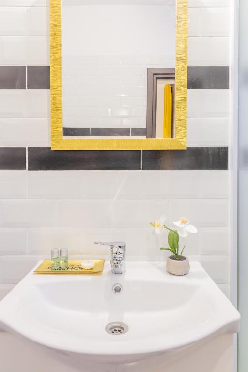 CHÂTEAU: Upscale Suites in Bucharest's Historical Center! - Resim 30