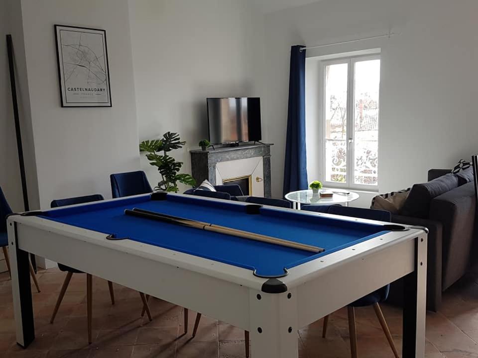 uma sala de estar com uma mesa de bilhar em Suite Mermoz -T3- Belle vue - Billard-wifi-Vélo em Castelnaudary