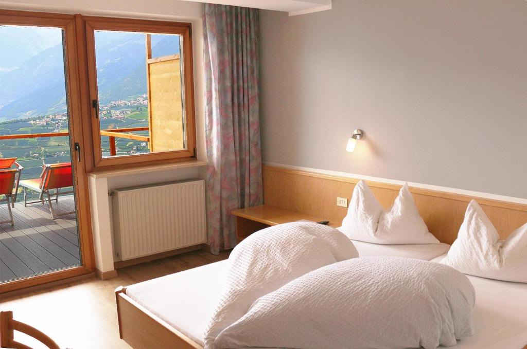 Postel nebo postele na pokoji v ubytování Schenna Garni Eden Bed & Breakfast