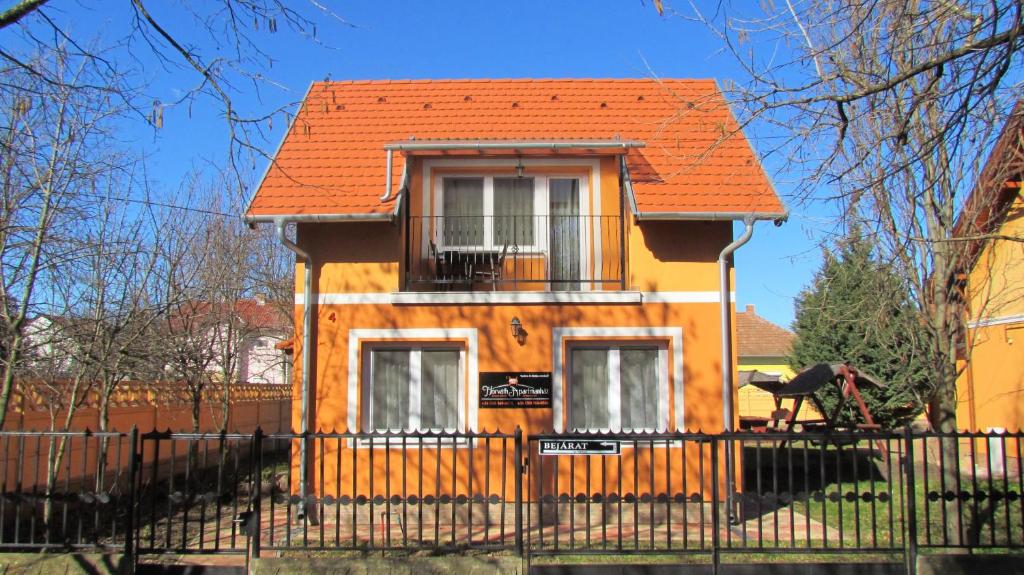 オロシュハーザにあるHorváth Apartmanházの橙屋根の家