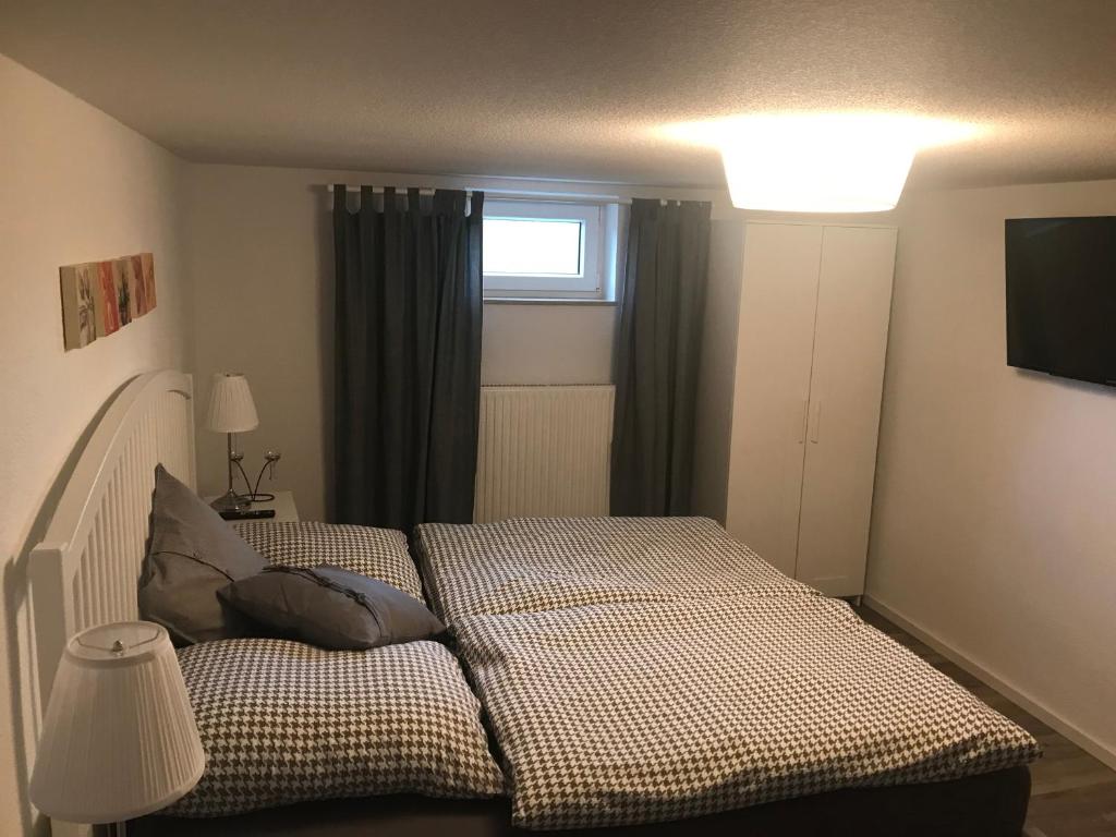 1 dormitorio con 2 camas y ventana en Haus Marianne, en Ettersburg
