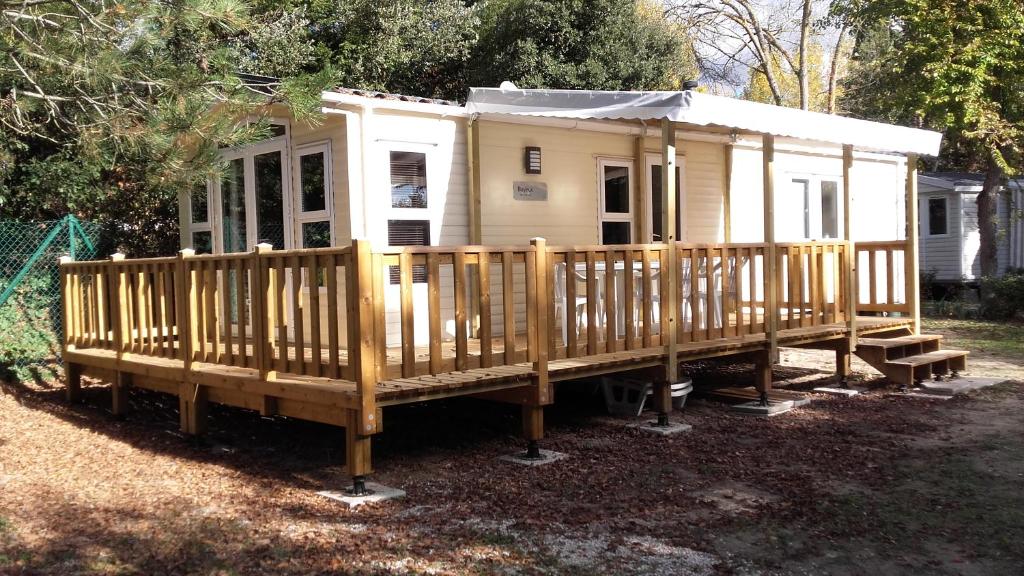 une petite maison sur une terrasse en bois dans l'établissement MH 445 le bois dormant, à Saint-Jean-de-Monts