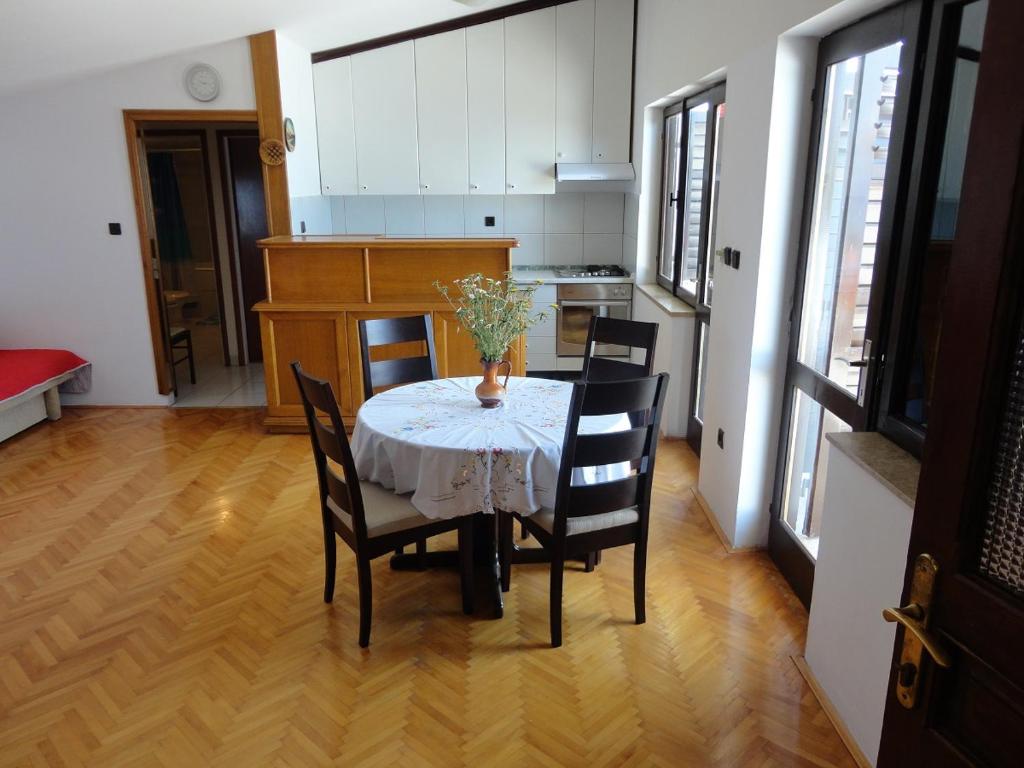 Kuchyňa alebo kuchynka v ubytovaní APARTMAN LUCIJAN