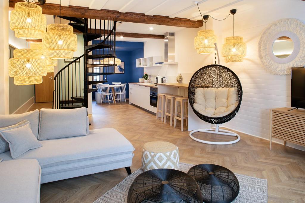 - un salon avec un canapé et une chaise dans l'établissement Maison Tillot, à Dijon
