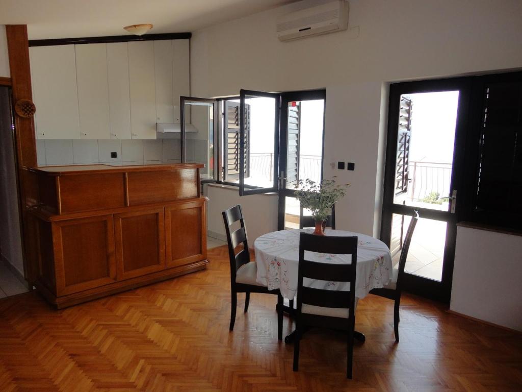 Kuchyňa alebo kuchynka v ubytovaní APARTMAN LUCIJAN