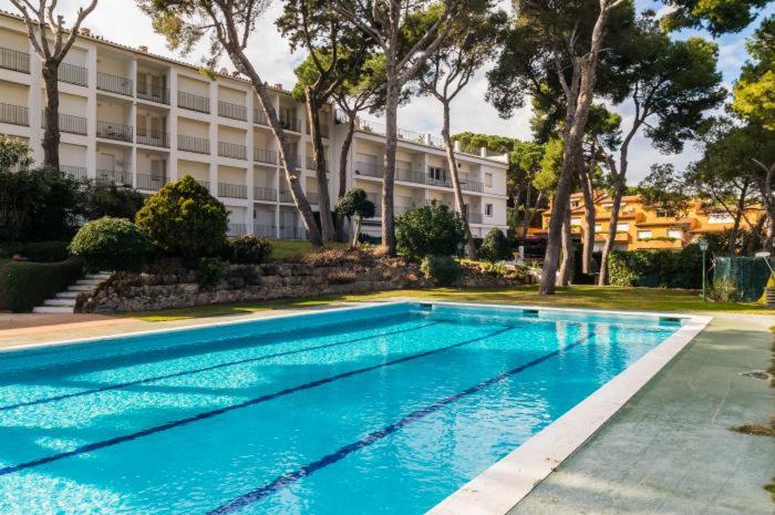 a swimming pool in front of a building at Ñ-13 CALELLA DE PALAFRUGELL 4 PAX in Calella de Palafrugell