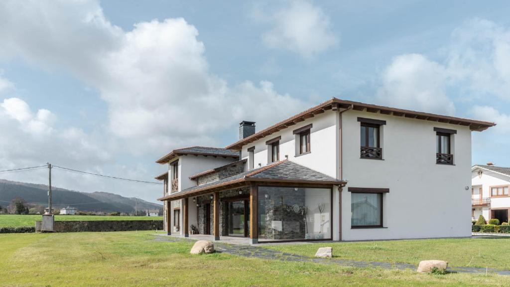 ein großes weißes Haus mit einem großen Fenster in der Unterkunft Hotel Rural Cantexos in Luarca