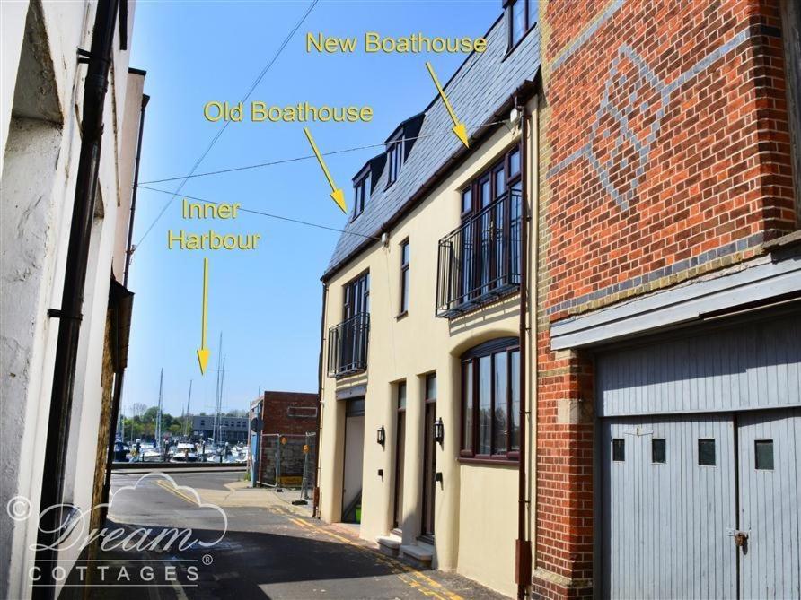 un edificio con los nombres de diferentes edificios en una calle en Old Boathouse en Weymouth