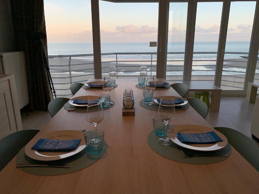 ミッデルケルケにあるBeau Séjourの海の景色を望むテーブル(グラスと皿付)