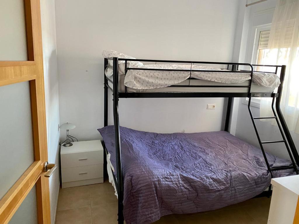 Postel nebo postele na pokoji v ubytování Urbanización Mar de Canet, 2 dormitorios con piscina comunitaria, garaje y wifi