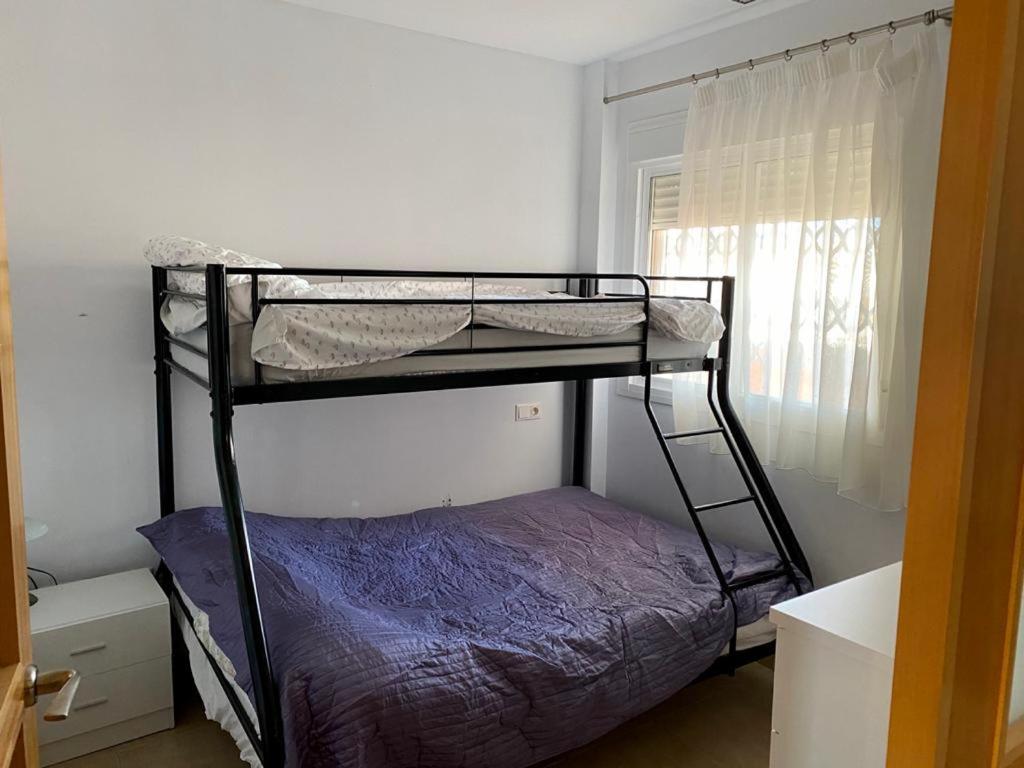 Postel nebo postele na pokoji v ubytování Urbanización Mar de Canet, 2 dormitorios con piscina comunitaria, garaje y wifi