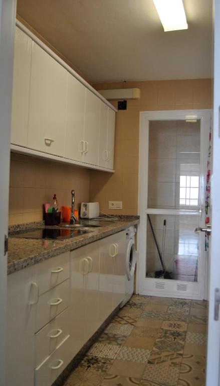 Kuchyňa alebo kuchynka v ubytovaní APARTAMENTO FRENTE AL MAR,PRIMERA LINEA DE PLAYA