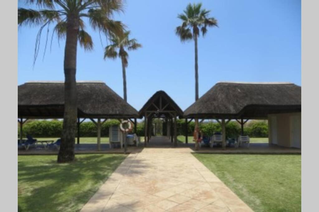 Vonkajšia záhrada v ubytovaní Marbella beachside apartment in 5 star gated
