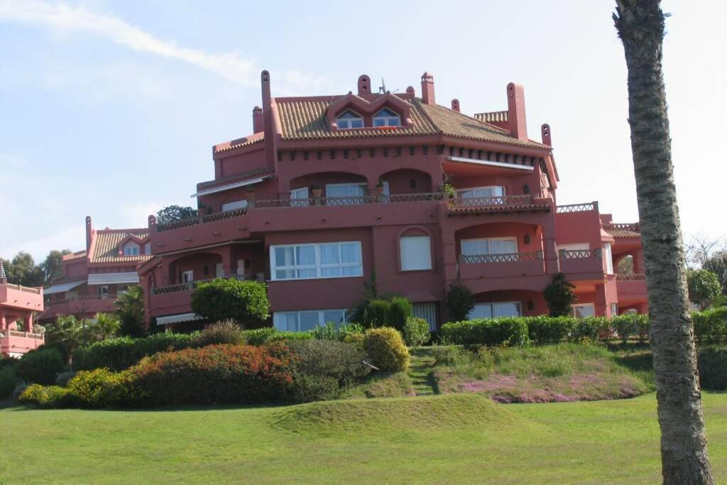 Vonkajšia záhrada v ubytovaní Marbella beachside apartment in 5 star gated