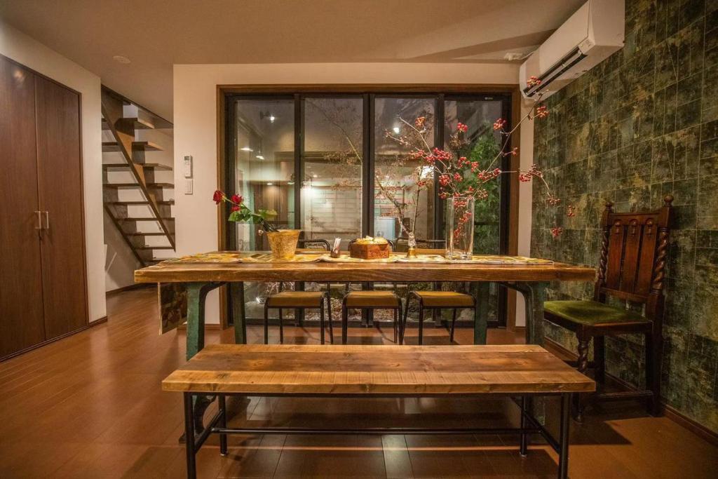 京都喜楽・翡翠的一间有大木桌和椅子的餐厅