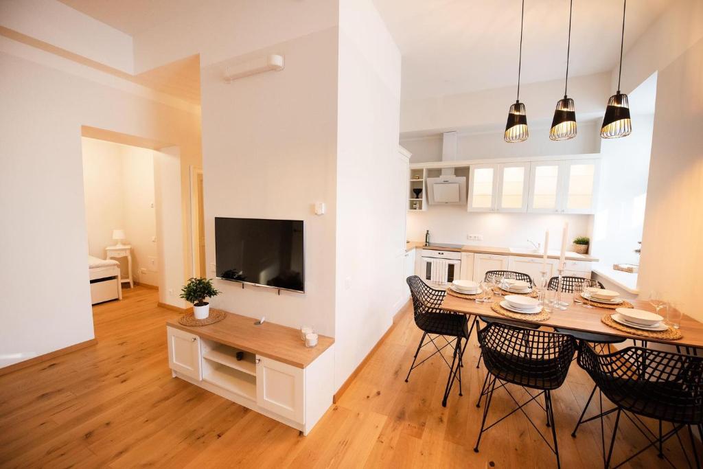 een keuken en eetkamer met een tafel en stoelen bij Lossi 32 Lux Apartment in Tartu