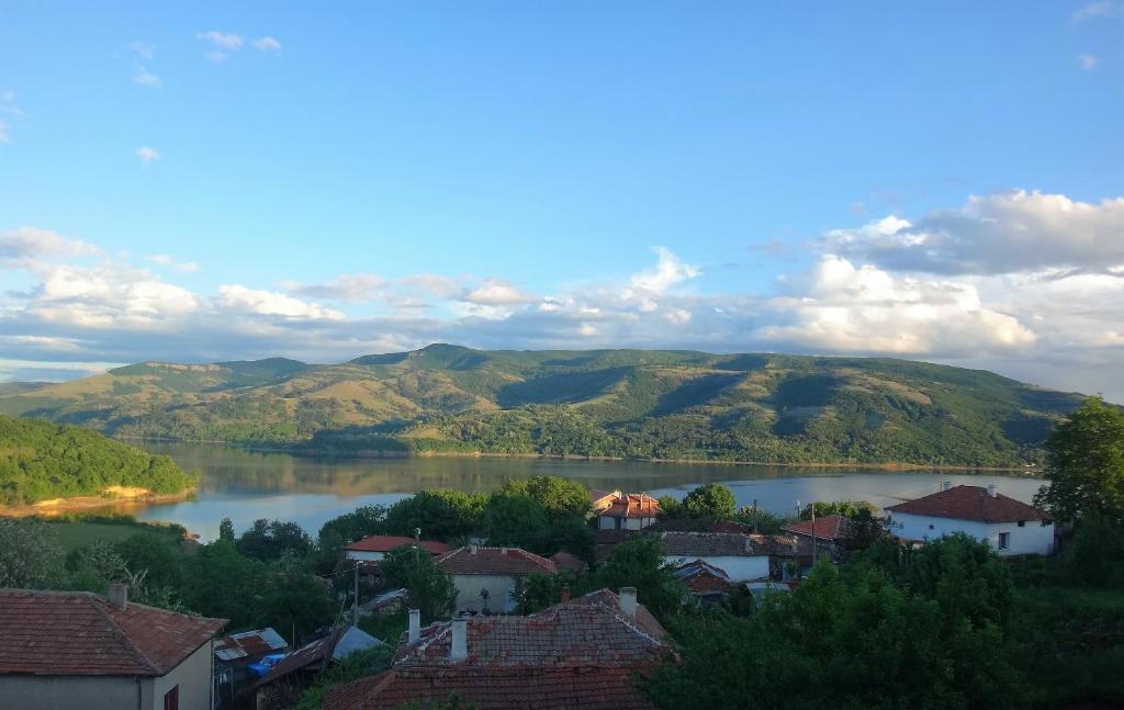 - une vue sur une ville avec un lac et des collines dans l'établissement Mihaela Lake Retreat, à Gnyazdovo