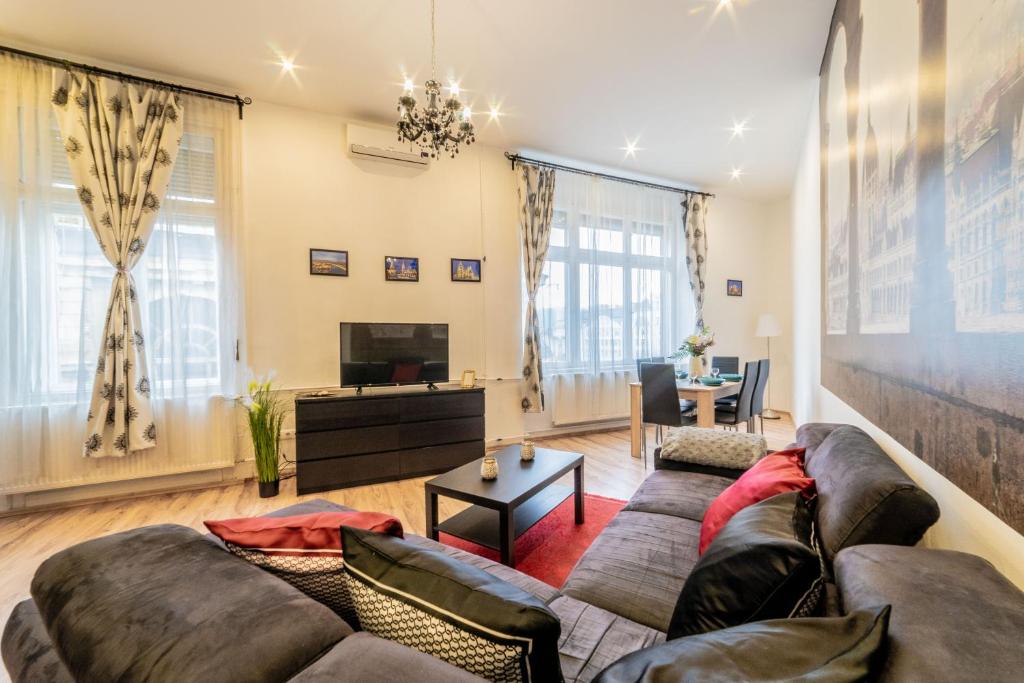 sala de estar con sofá y TV en Real Apartments Anker, en Budapest