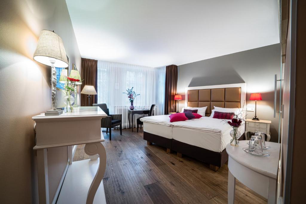 Habitación de hotel con cama y comedor en Gasthof Engel en Ravensburg