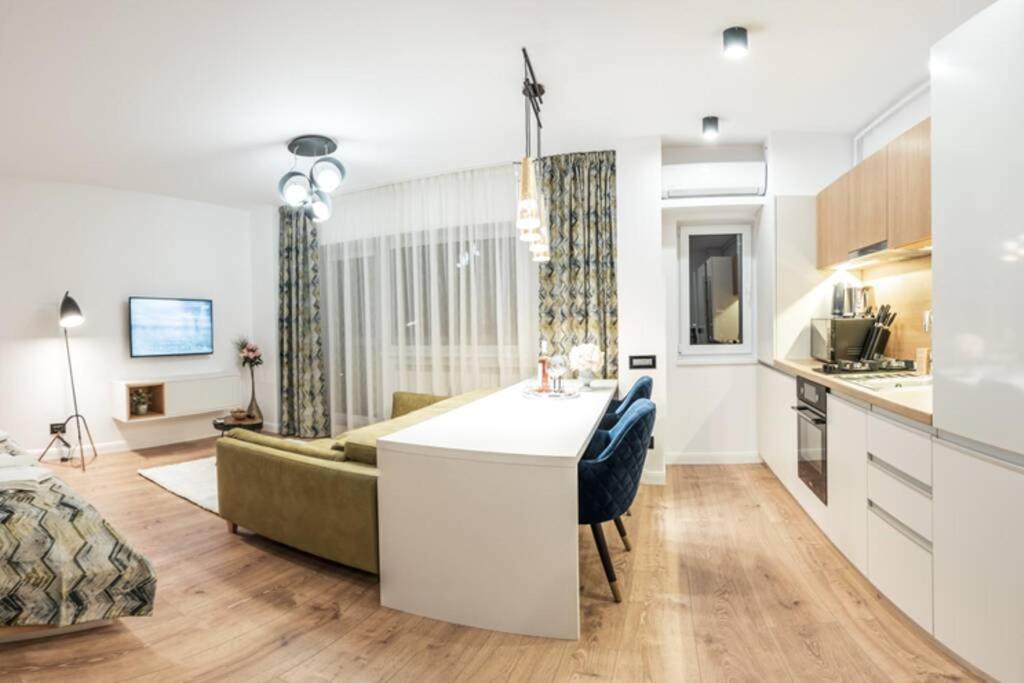 Kuchyň nebo kuchyňský kout v ubytování Briana Luxury Sky View Studio