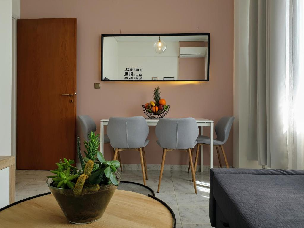ein Wohnzimmer mit einem Esstisch und Stühlen in der Unterkunft City House Elegant in Kalamata