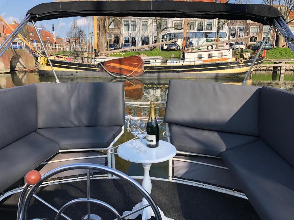 Posezení v ubytování Boot & Breakfast - slapen op het water