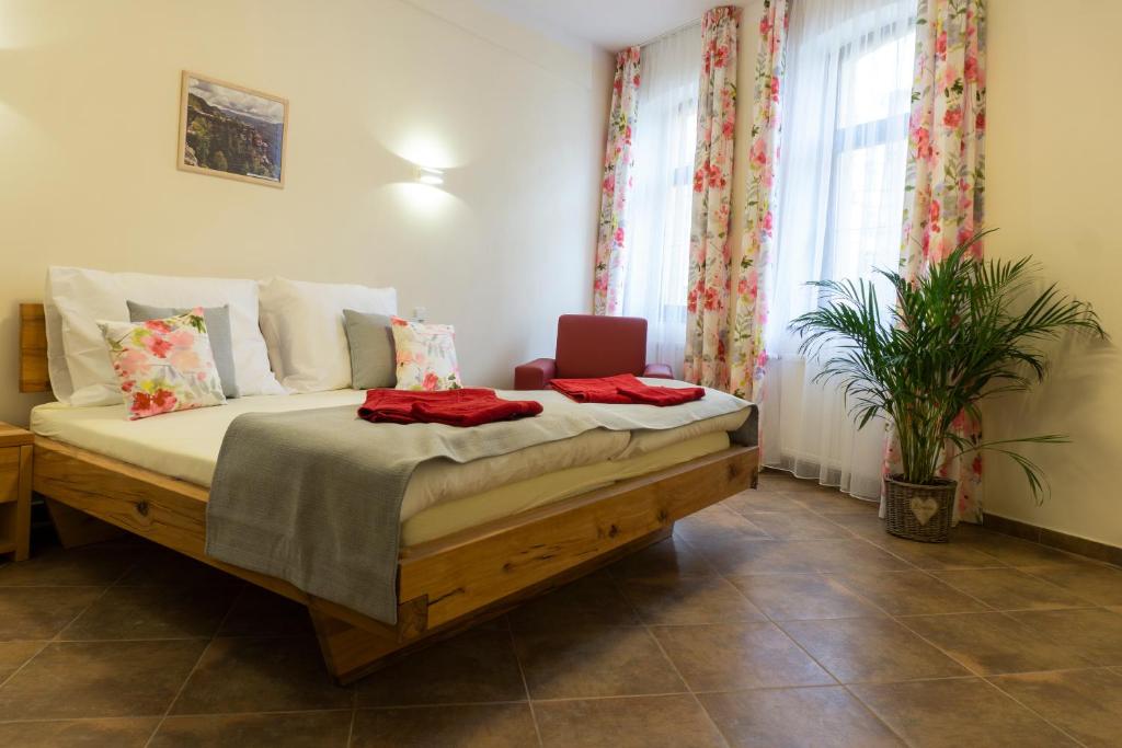 1 dormitorio con 1 cama con ordenador portátil en Penzion Růže, en Benešov nad Ploučnicí