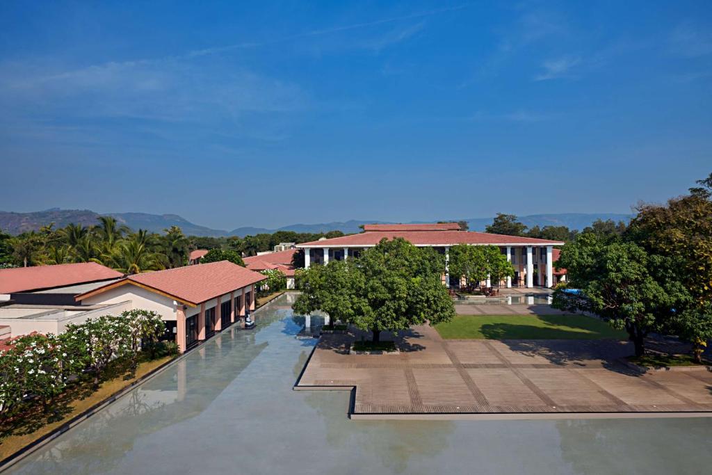 einen Luftblick auf ein Resort mit einem Pool in der Unterkunft Radisson Blu Resort & Spa Alibaug in Alibag