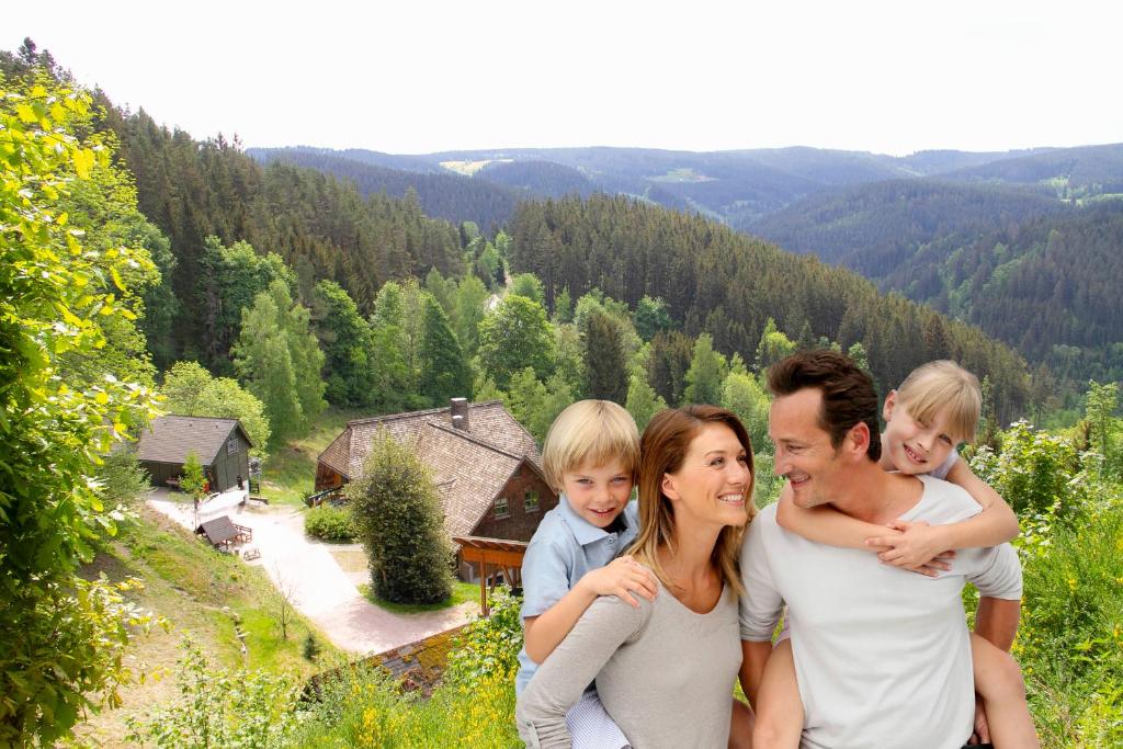 Eine Familie steht auf einem Hügel in der Unterkunft Ferienwohungen Gibbesbachhof in Triberg