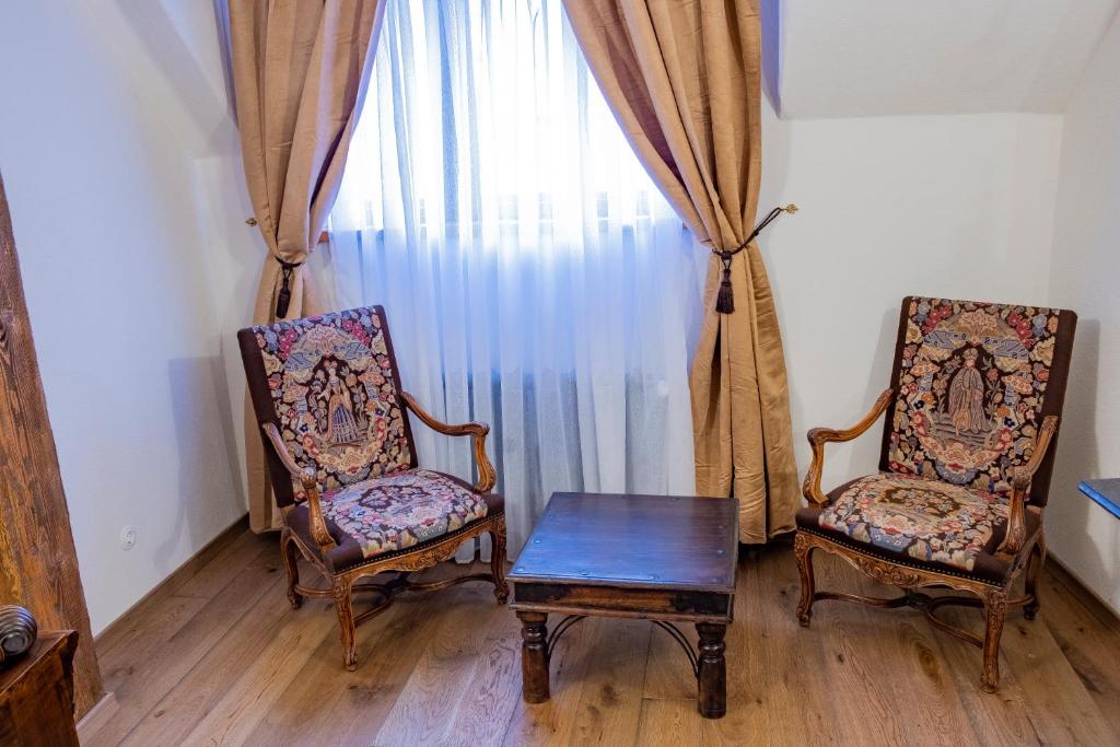 Posezení v ubytování The Throne - M Museum Hotel