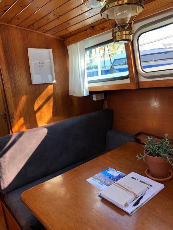 Posezení v ubytování Boot & Breakfast - slapen op het water