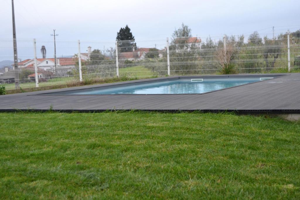 una piscina vuota in un cortile con prato di Casa do Mouro a Lousã