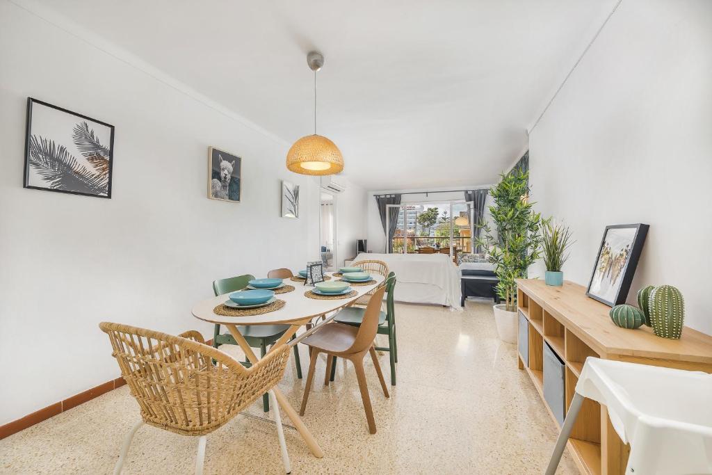Un restaurante o lugar para comer en Apartamento Hawaii