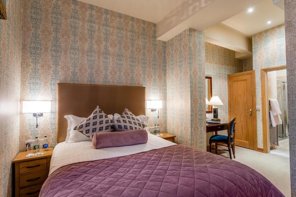 Postel nebo postele na pokoji v ubytování Lawlors Hotel