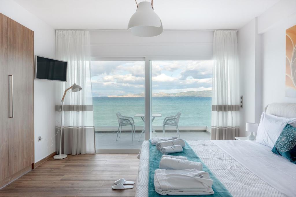 Katil atau katil-katil dalam bilik di COSTA VASIA Seaside Suites and Apartments