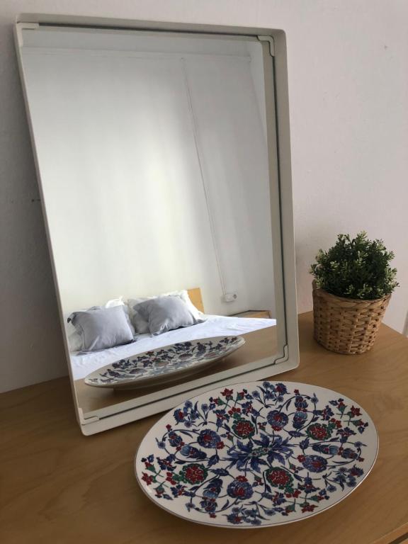 ein Spiegel auf einem Tisch neben einem Teller in der Unterkunft 1 Casual Apartments in Barcelona