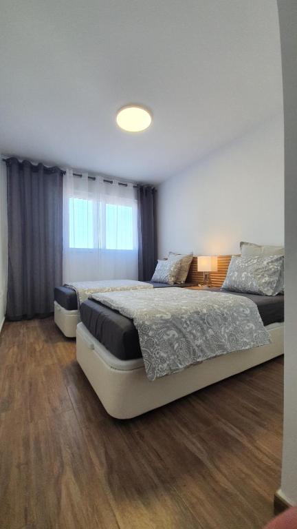A bed or beds in a room at Apartamento ÁTICO SOL Los Miradores del Puerto